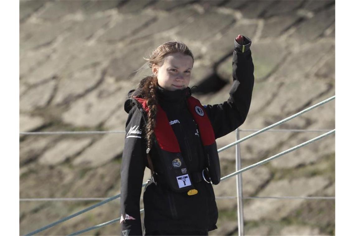 Greta Thunberg trifft auf dem Katamaran „La Vagabonde“ in Lissabon ein. Foto: Pedro Rocha/AP/dpa