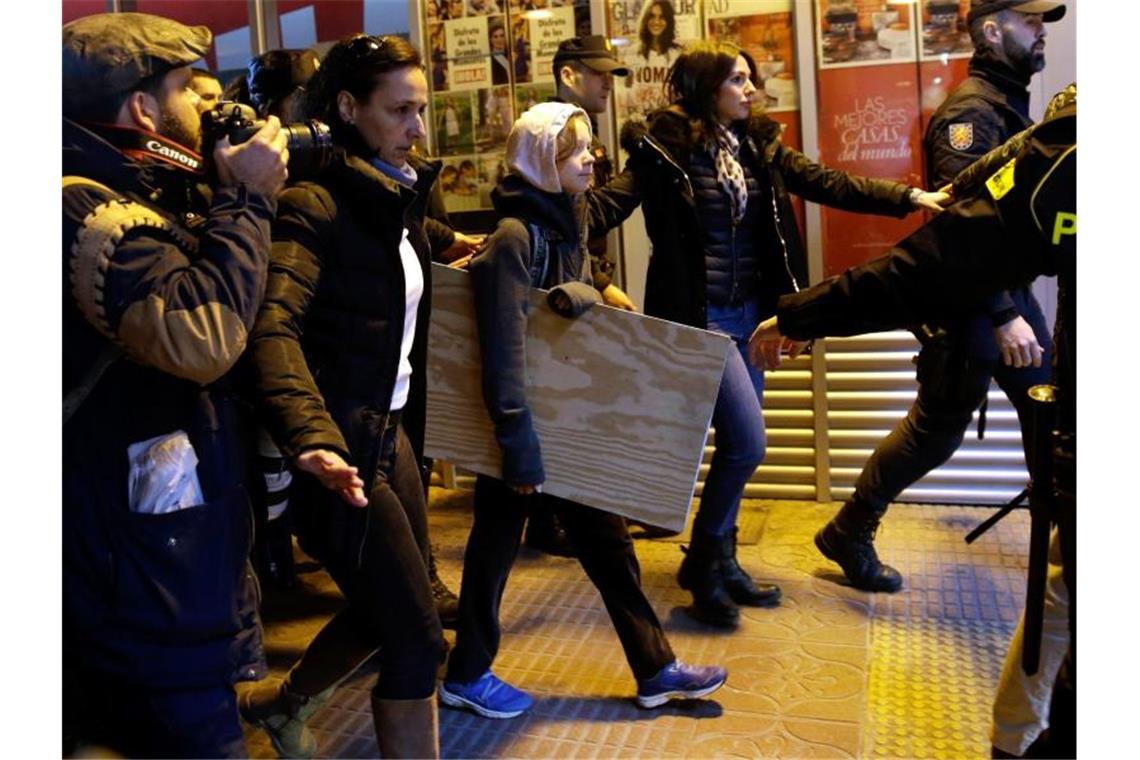 Thunberg ruft UN-Klimagipfel zu konkreten Ergebnissen auf Greta Thunberg trifft in Madrid ein. Foto: Andrea Comas/AP/dpa