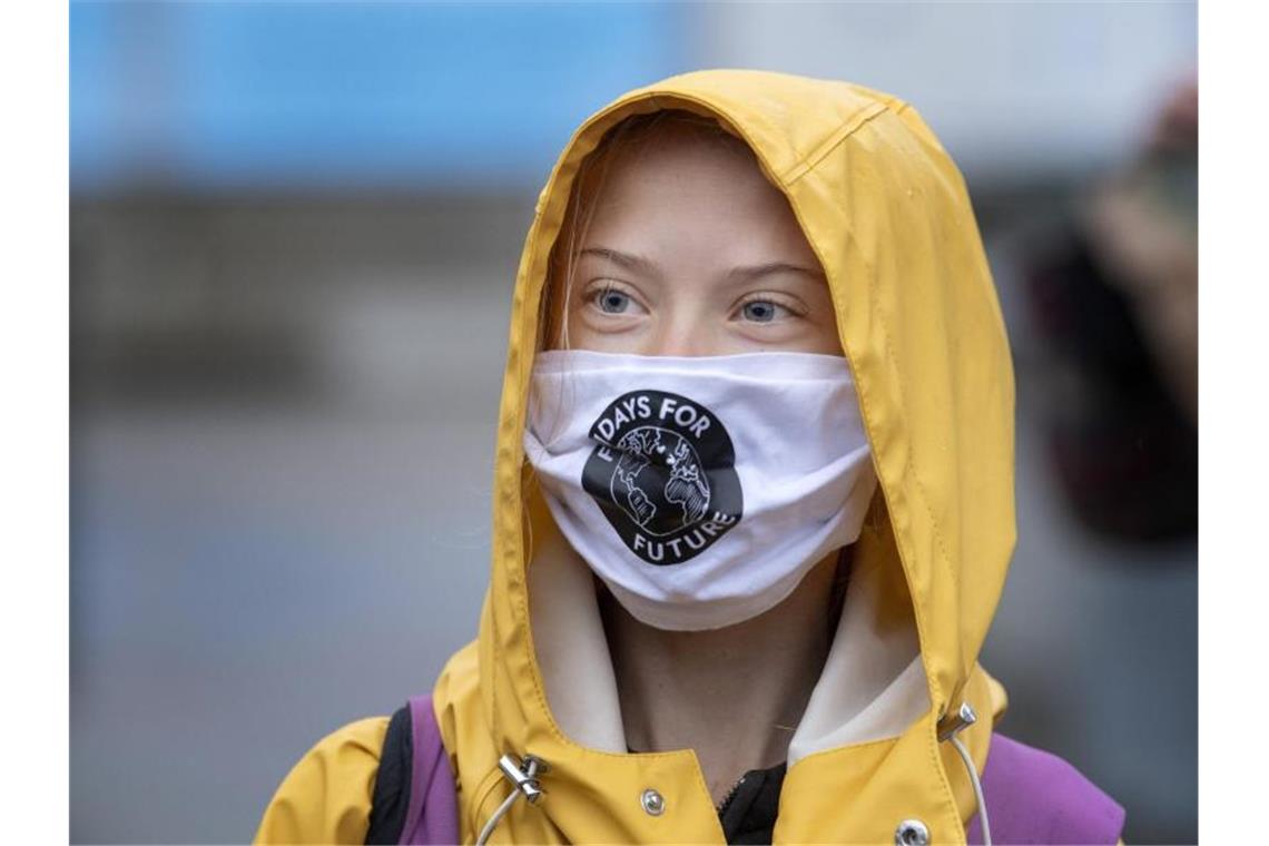 Greta Thunberg, Umweltaktivistin und Schülerin aus Schweden, nimmt mit Maske an einem Fridays For Future Protest vor dem schwedischen Parlament teil. Foto: Jessica Gow/TT NEWS AGENCY/AP/dpa