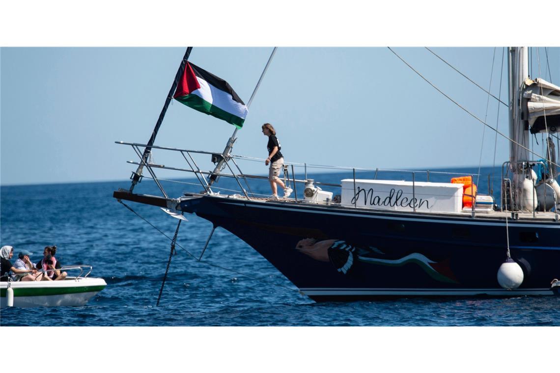 Netanjahu warnt Einwohner der Stadt Gaza: „verschwinden Sie" Greta Thunberg und weitere Aktivisten an Bord eines Segelschiffs dürfen nicht im Gazastreifen anlegen.