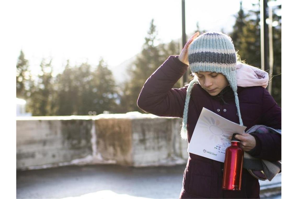 Greta Thunberg verlässt das Kongresszentrum des Weltwirtschaftsforums. Foto: Gian Ehrenzeller/KEYSTONE/dpa