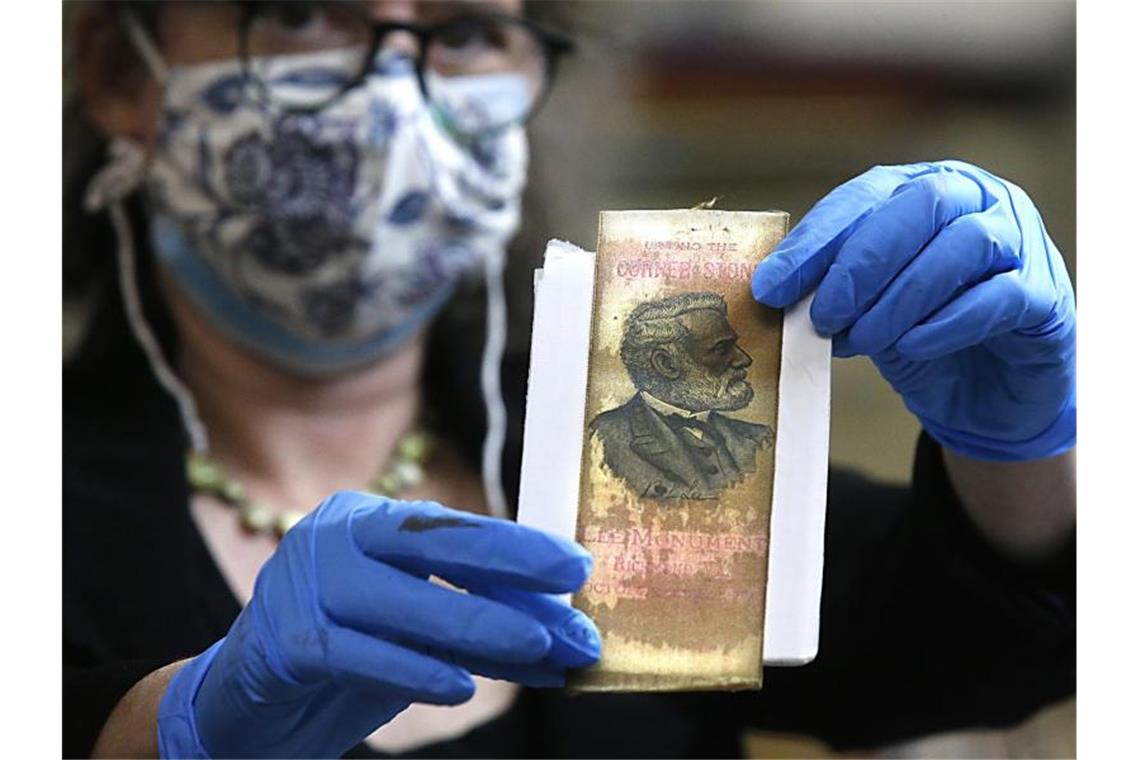 Zweite Zeitkapsel aus dem Jahr 1887 in Virginia geöffnet Gretchen Guidess betrachtet ein Band mit dem Konterfei von Robert E. Lee, das in der Zeitkapsel gefunden wurde. Foto: Bob Brown/Richmond Times-Dispatch/AP/dpa