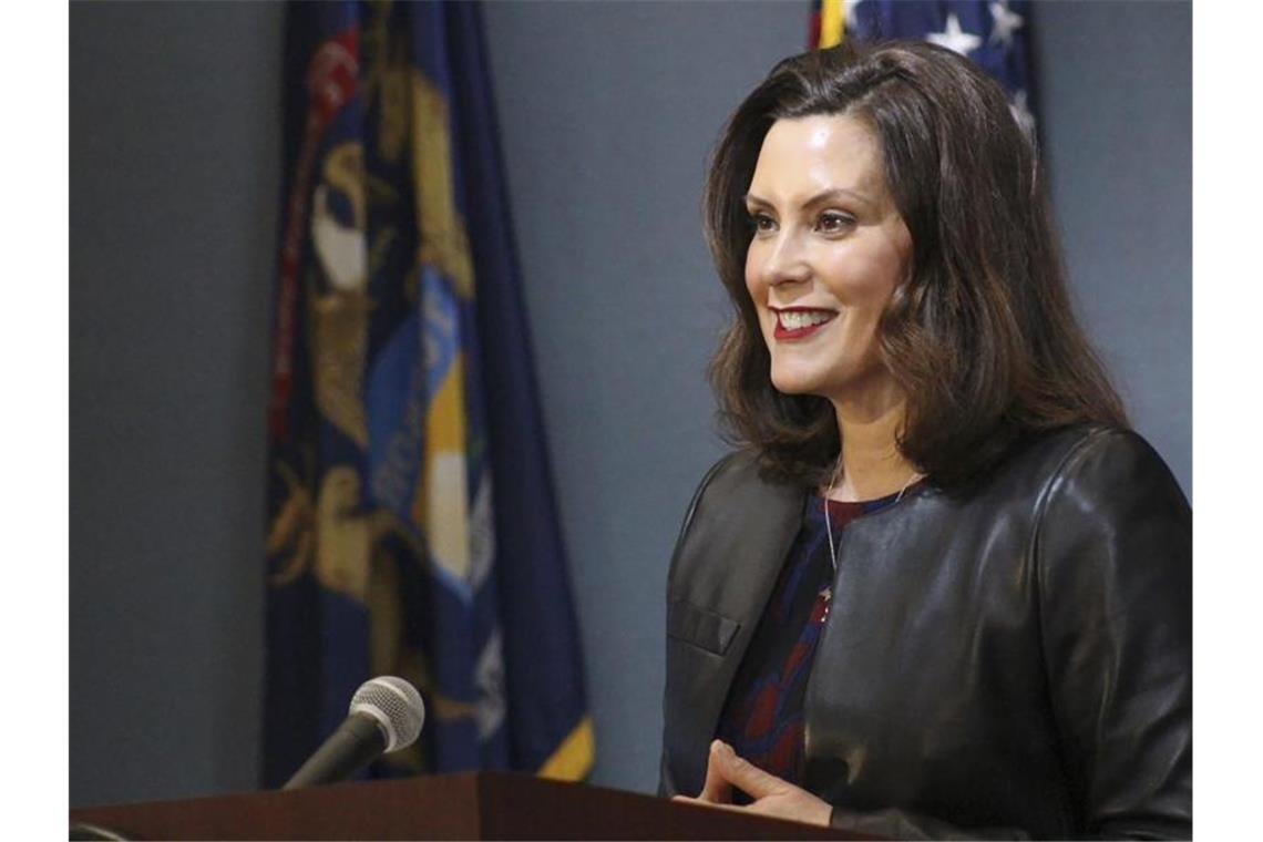 Gretchen Whitmer, Gouverneurin von Michigan, spricht zu Journalisten. Mehrere Verdächtige sollen im US-Bundesstaat Michigan einen Komplott gegen die Regierung und die Entführung von Whitmer geplant haben. Foto: Uncredited/POOL Michigan Governors Office/AP/dpa