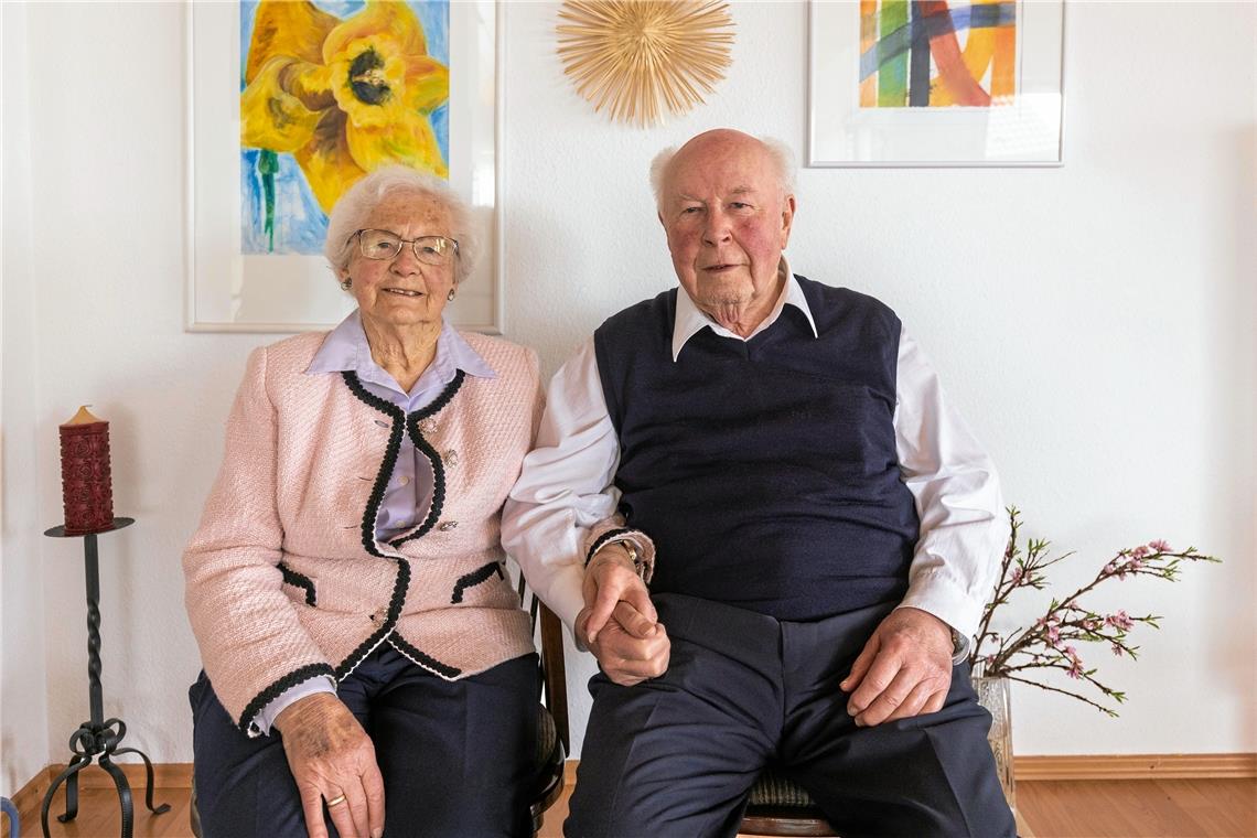 Gretel Anna und Erich Schneider aus Burgstetten begehen die eiserne Hochzeit Gretel Anna und Erich Schneider aus Burgstetten sagen im Hinblick auf die 65 Jahre ihrer Ehe: „Wir sind sehr dankbar, dass wir noch beieinander sein dürfen.“ Fotos: Dietmar van der Linden