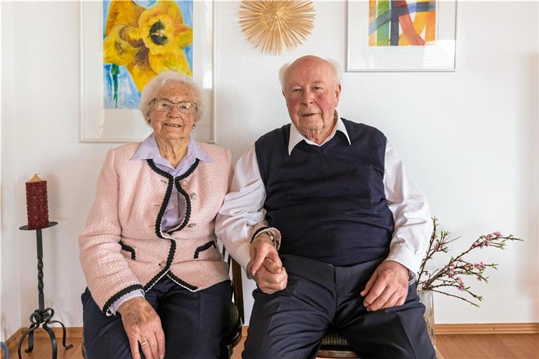 Gretel Anna und Erich Schneider aus Burgstetten sagen im Hinblick auf die 65 Jahre ihrer Ehe: „Wir sind sehr dankbar, dass wir noch beieinander sein dürfen.“ Fotos: Dietmar van der Linden