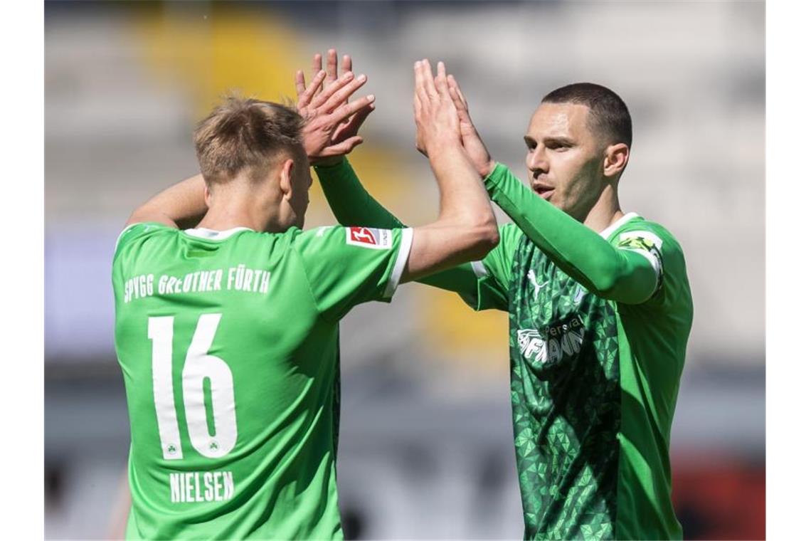 Bochum und Kiel patzen - HSV verpasst erneut den Aufstieg Greuther Fürth bleibt im Kampf um den direkten Aufstieg dabei. Foto: David Inderlied/dpa