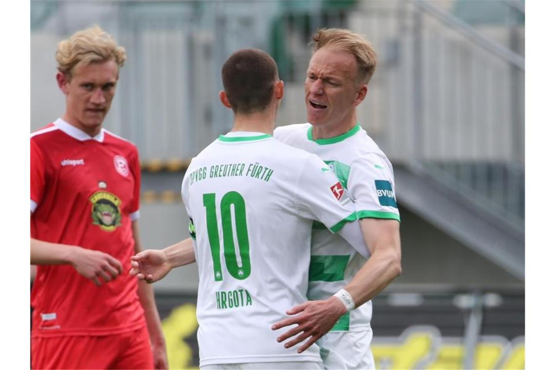 Greuther Fürth drehte noch das Spiel gegen Düsseldorf und steigt direkt in die Bundesliga auf. Foto: Daniel Karmann/dpa