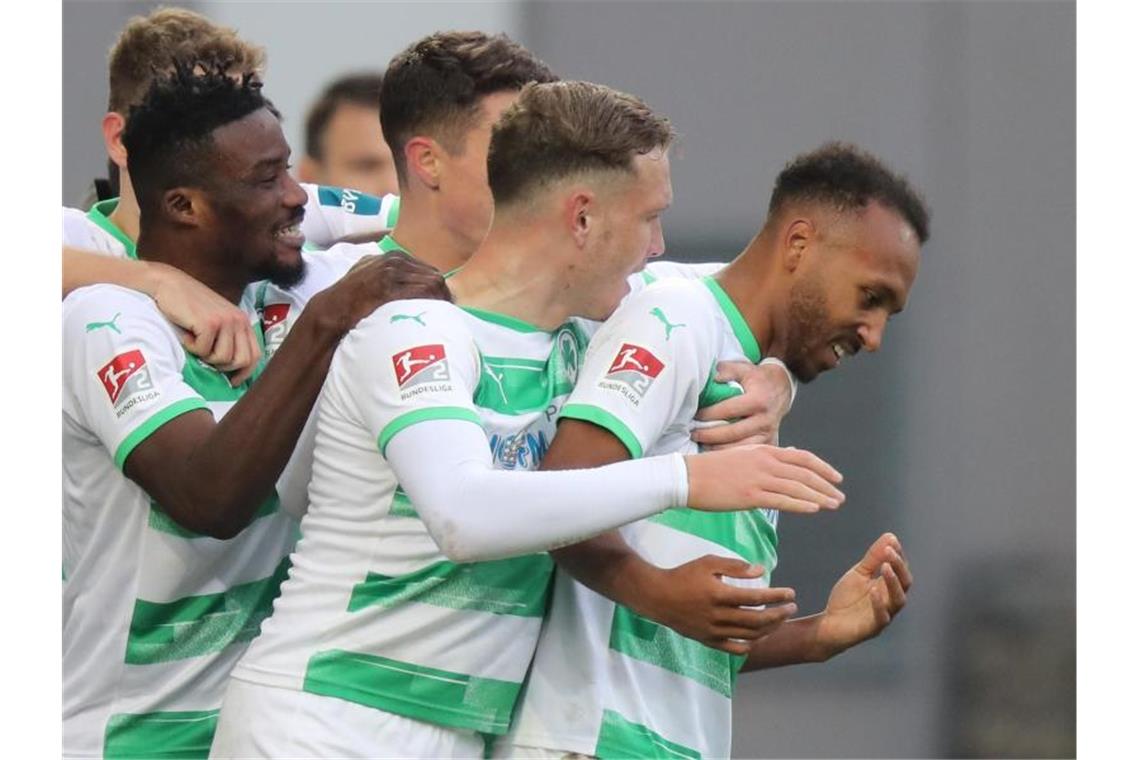 HSV patzt gegen Bochum - Fürth rückt auf zwei Greuther Fürth feierte einen souveränen Sieg gegen Jahn Regensburg. Foto: Daniel Karmann/dpa