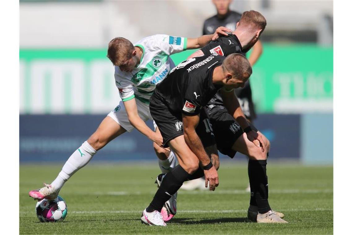 Greuther Fürth und der VfL Osnabrück teilten sich zum Auftakt die Punkte. Foto: Daniel Karmann/dpa