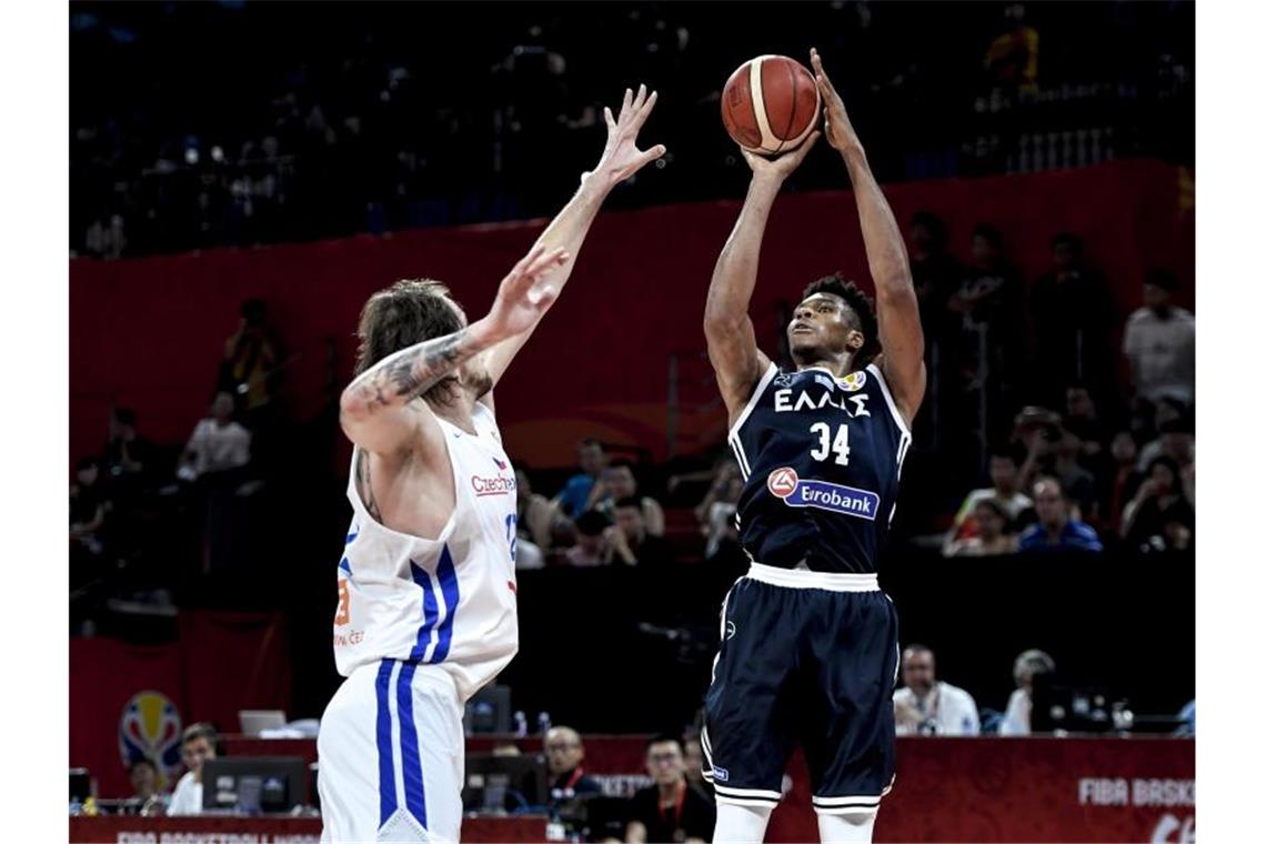 USA und Tschechien weiter - Griechenland raus Griechenlands Giannis Antetokounmpo (r) kommt zum Wurf auf den Korb. Foto: Xu Chang/XinHua