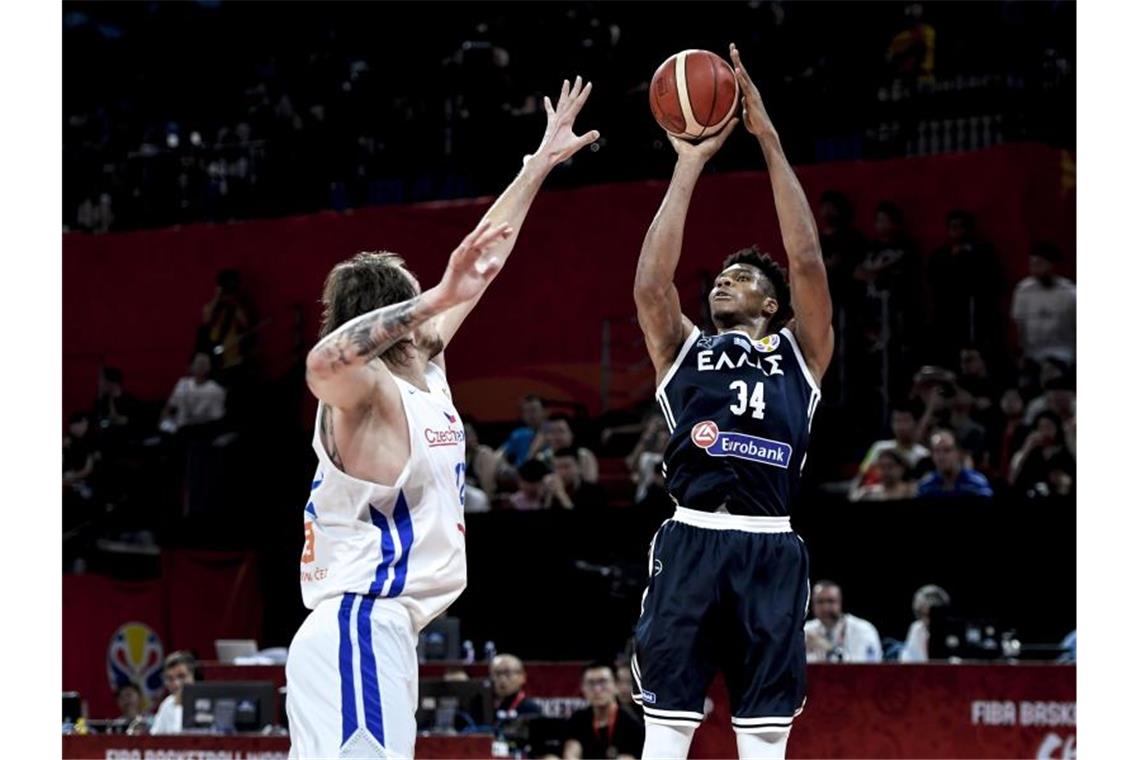 Griechenlands Giannis Antetokounmpo (r) kommt zum Wurf auf den Korb. Foto: Xu Chang/XinHua