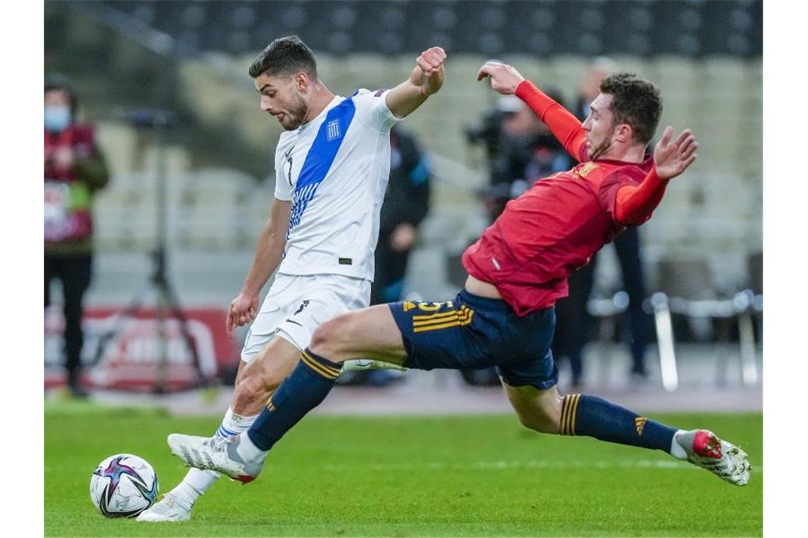 Spanien profitiert von Schwedens Patzer - Portugal mit Remis Griechenlands Giorgos Masouras (l) wird vom Spanier Aymeric Laporte attackiert. Foto: Thanassis Stavrakis/AP/dpa
