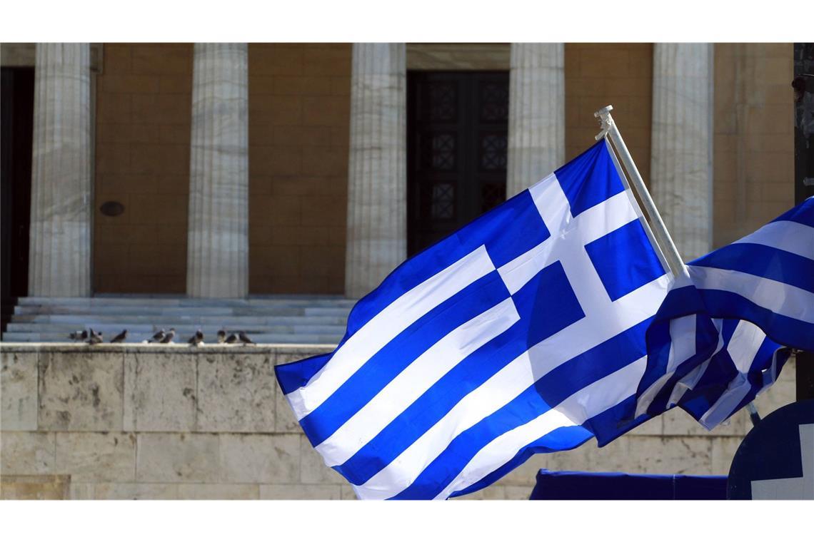 Was feiern die Griechen heute? Griechische Fahnen wehen vor dem Parlament in Athen.