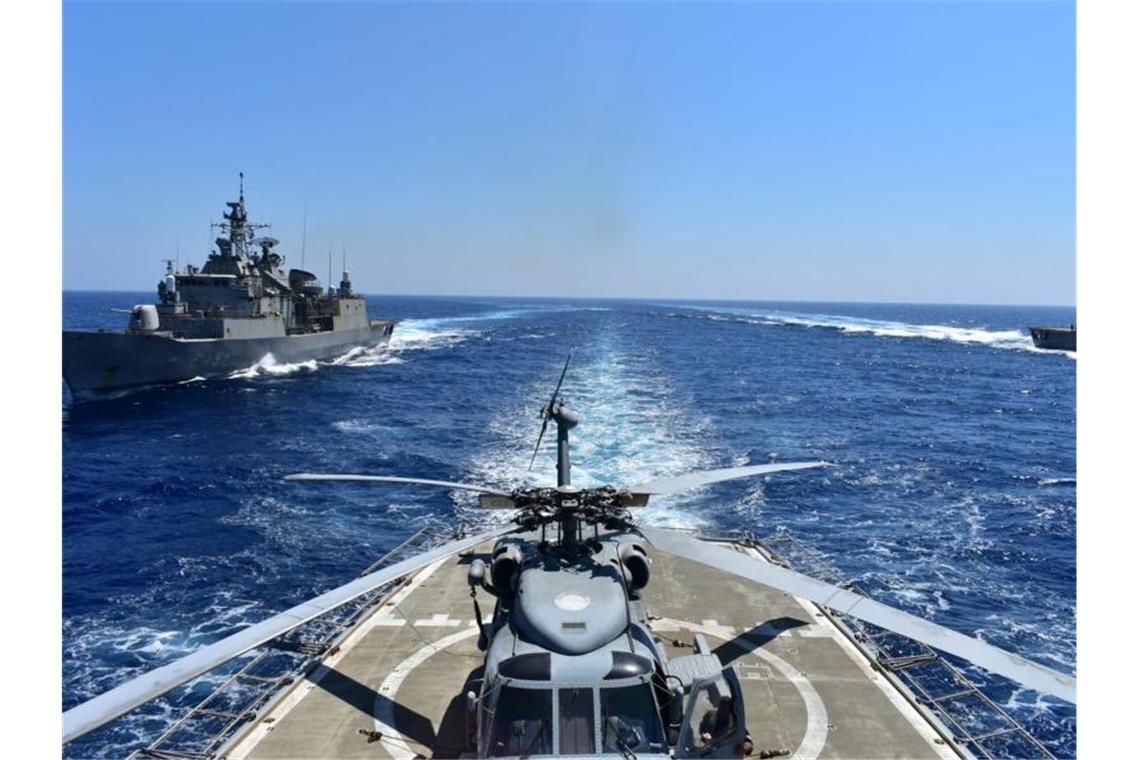 Griechische Kriegsschiffe nehmen an einer Militärübung im östlichen Mittelmeer teil. Foto: Uncredited/Greek Defense Ministry/AP/dpa
