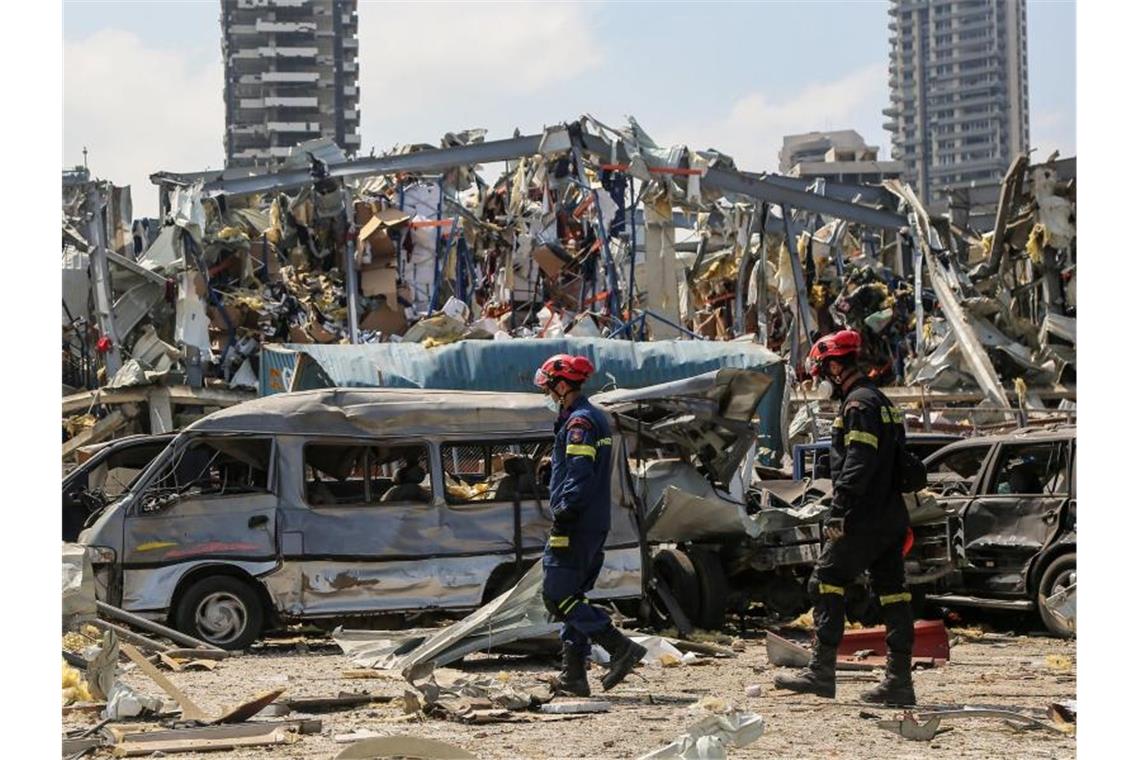 Griechische Zivilschutzhelfer am Ort der verheerenden Explosion im Hafen von Beirut. Foto: Marwan Naamani/dpa
