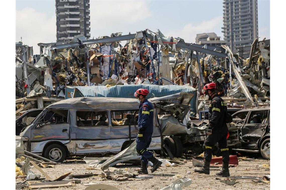 Beirut: Gewalt bei Protesten - Premier schlägt Neuwahlen vor Griechische Zivilschutzhelfer am Ort der verheerenden Explosion im Hafen von Beirut. Foto: Marwan Naamani/dpa