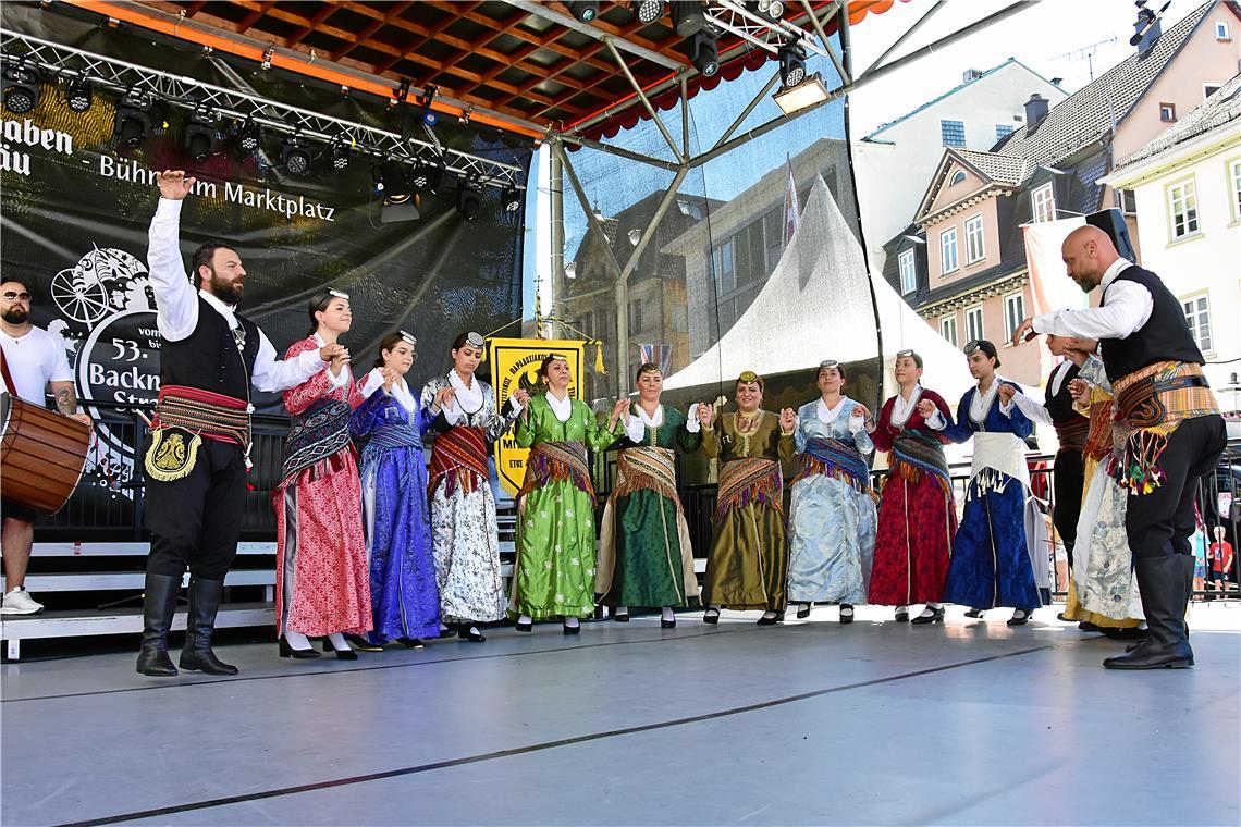 Griechischer Kultur und Tanzverein auf der Marktplatzbühne. Straßenfest 2025  in...