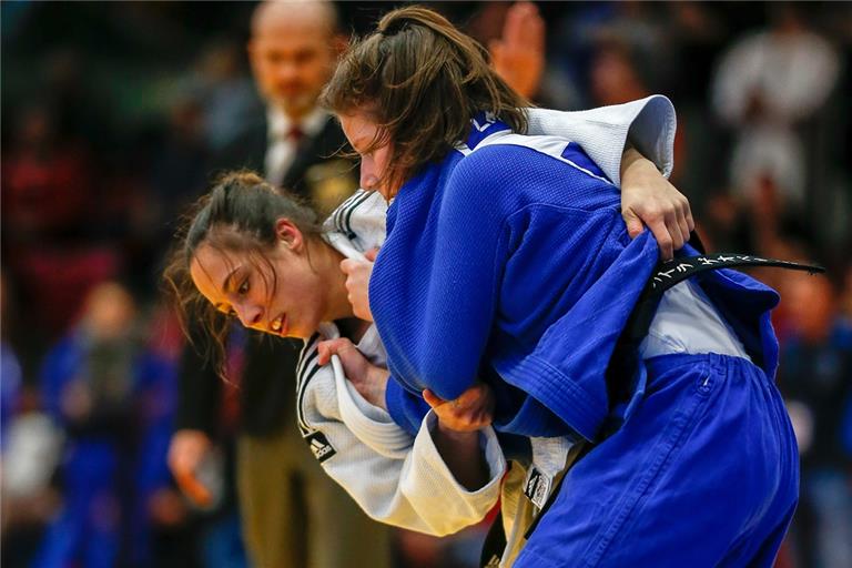 Griff in Prag richtig zu: Katharina Menz (links), die ihre erste EM-Medaille gewann. Foto: A. Becher