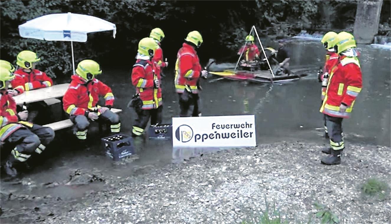 Grillwurst per Expresslieferung: Das gibt’s nur bei der Feuerwehr Oppenweiler, da kam der Grill nämlich per Floß angefahren. Foto: privat