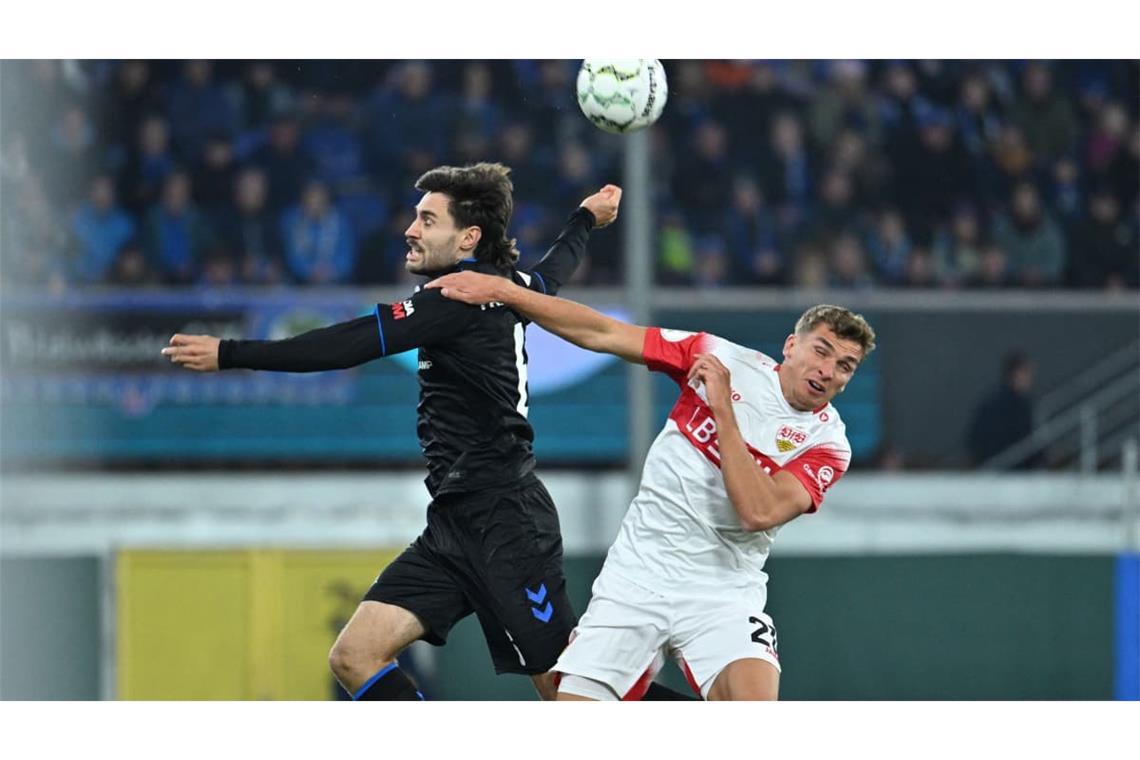 Grischa Prömel im Zweikampf mit Tom Baack. Nach 20 Minuten kann sich der VfB glücklich schätzen, dass es noch 0:0 steht.