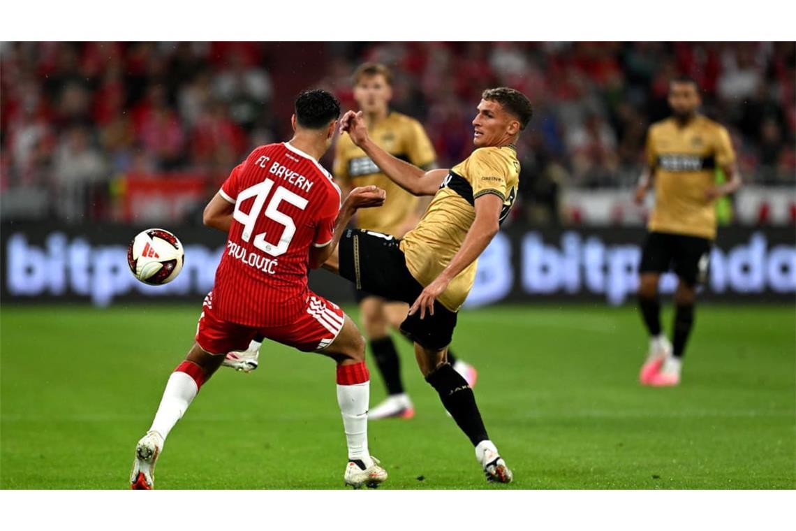 Grischa Prömel kämpft mit Aleksandar Pavlovic um den Ball.