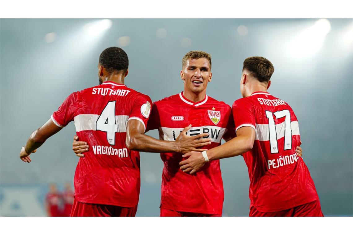 Grischa Prömel (Mitte) und der VfB gewannen in der ersten Runde 4:0 bei Hansa Rostock.