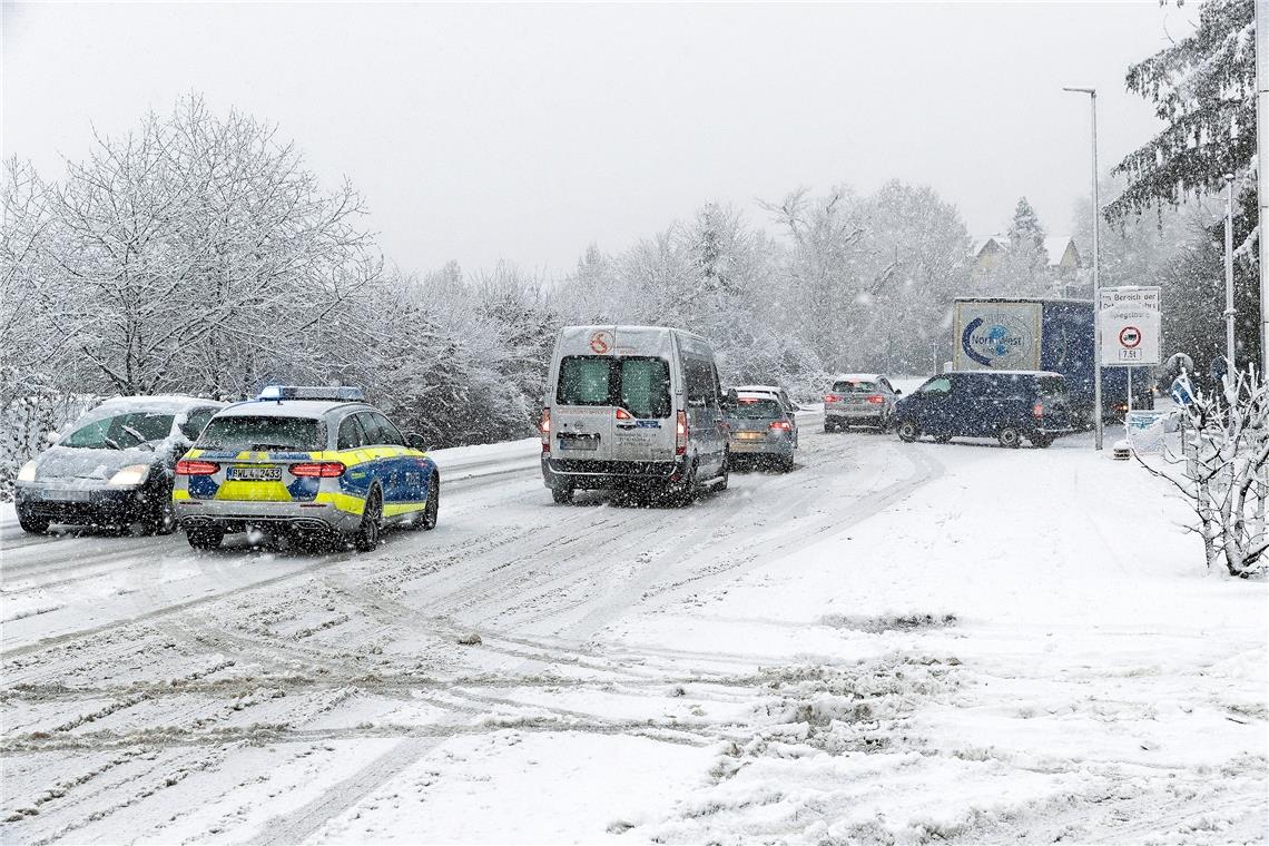 Schneemassen legen B14 mehrere Stunden lahm Größtes Problem gestern: Die B14 im Raum Sulzbach an der Murr. Foto: J. Fiedler