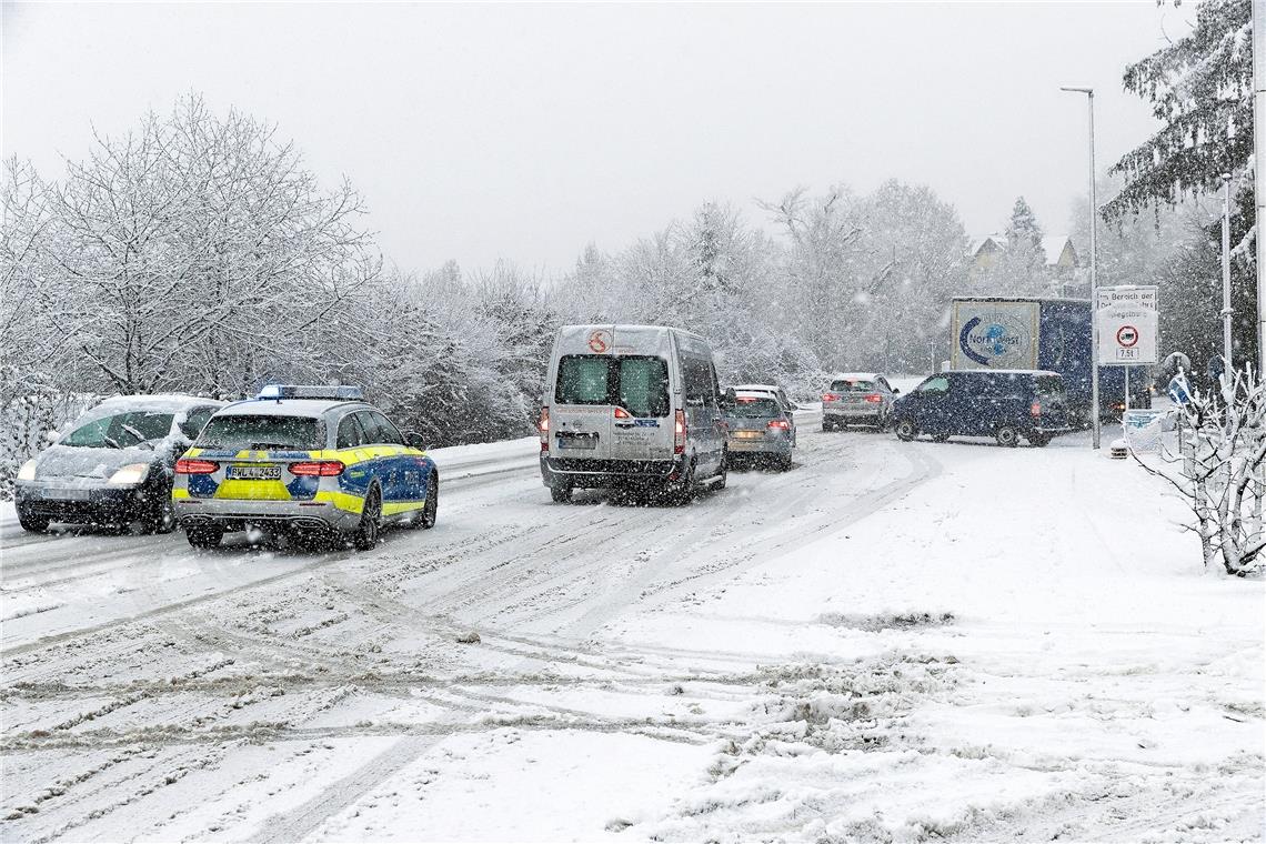 Schneemassen legen B14 mehrere Stunden lahm