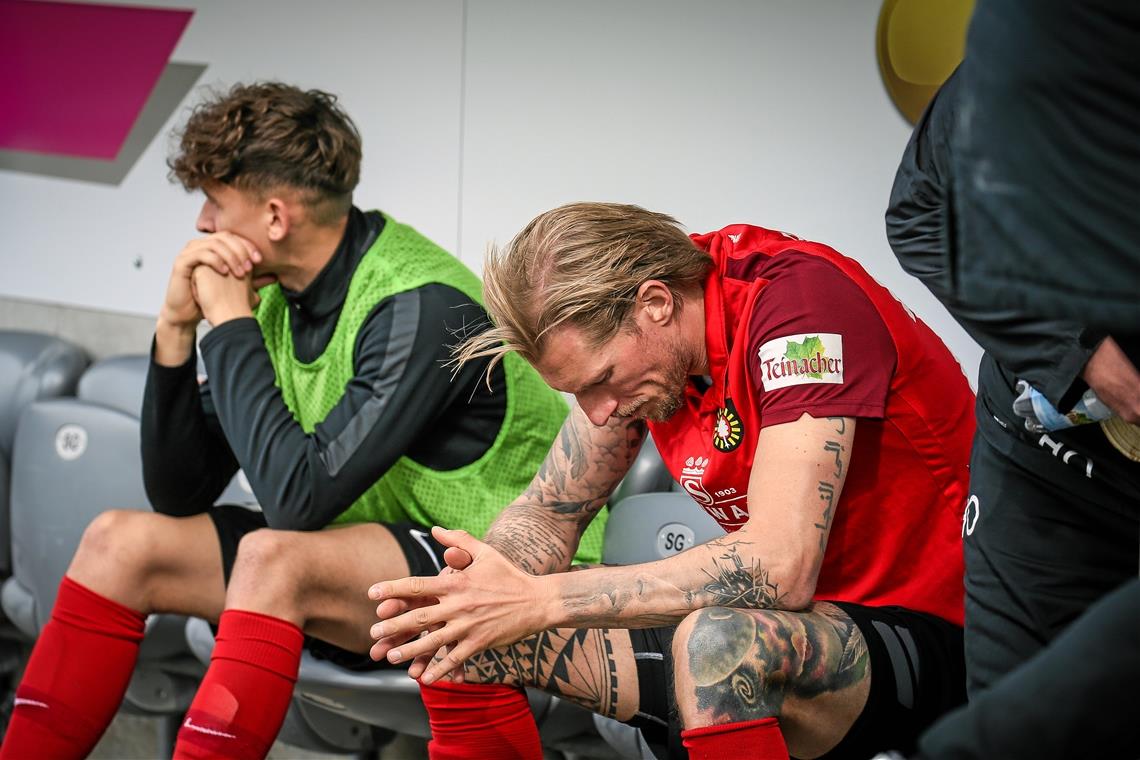 Groß ist der Frust bei den Großaspachern um Kapitän Kai Gehring (rechts) nach der 1:4-Heimpleite. Foto: A. Becher