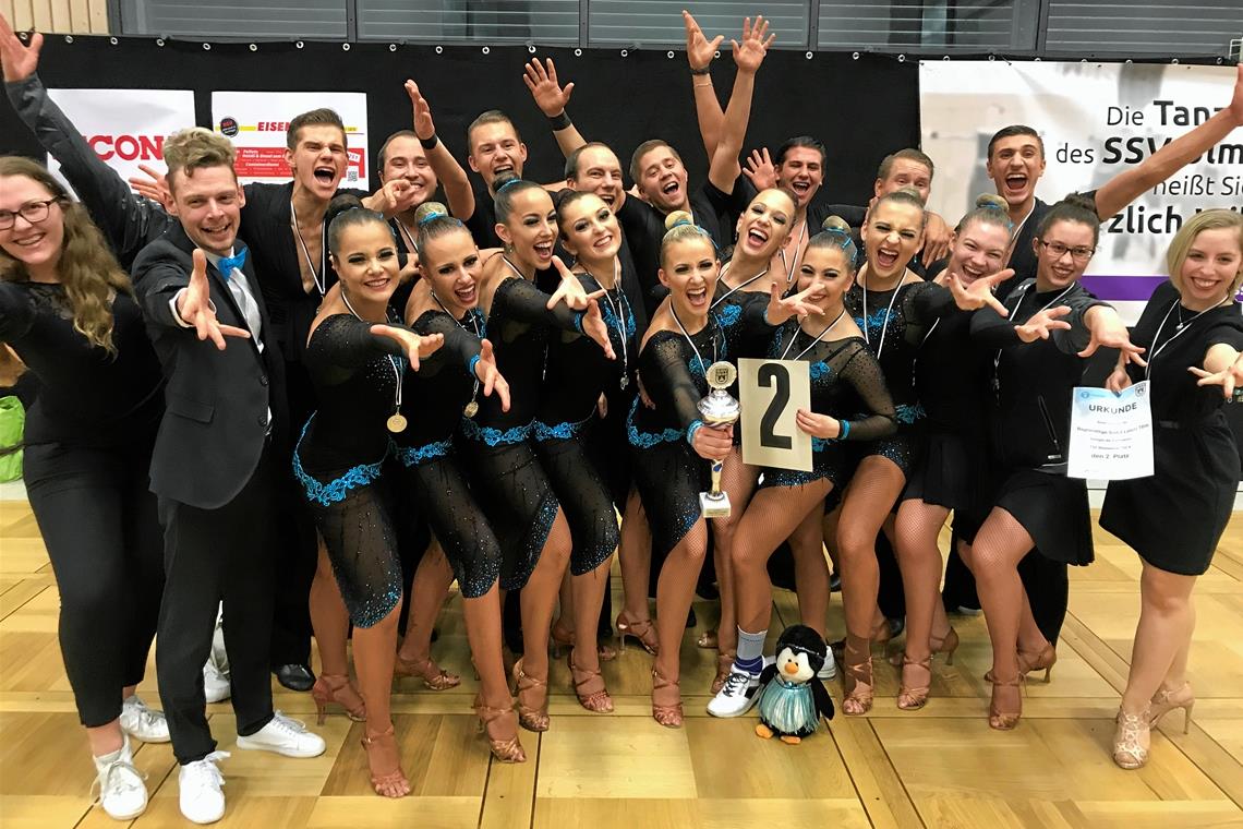 Groß ist der Jubel der Tänzer des A-Teams des TSZ Weissacher Tal nach dem zweiten Rang beim Regionalliga-Auftaktturnier in Ulm. Foto: privat