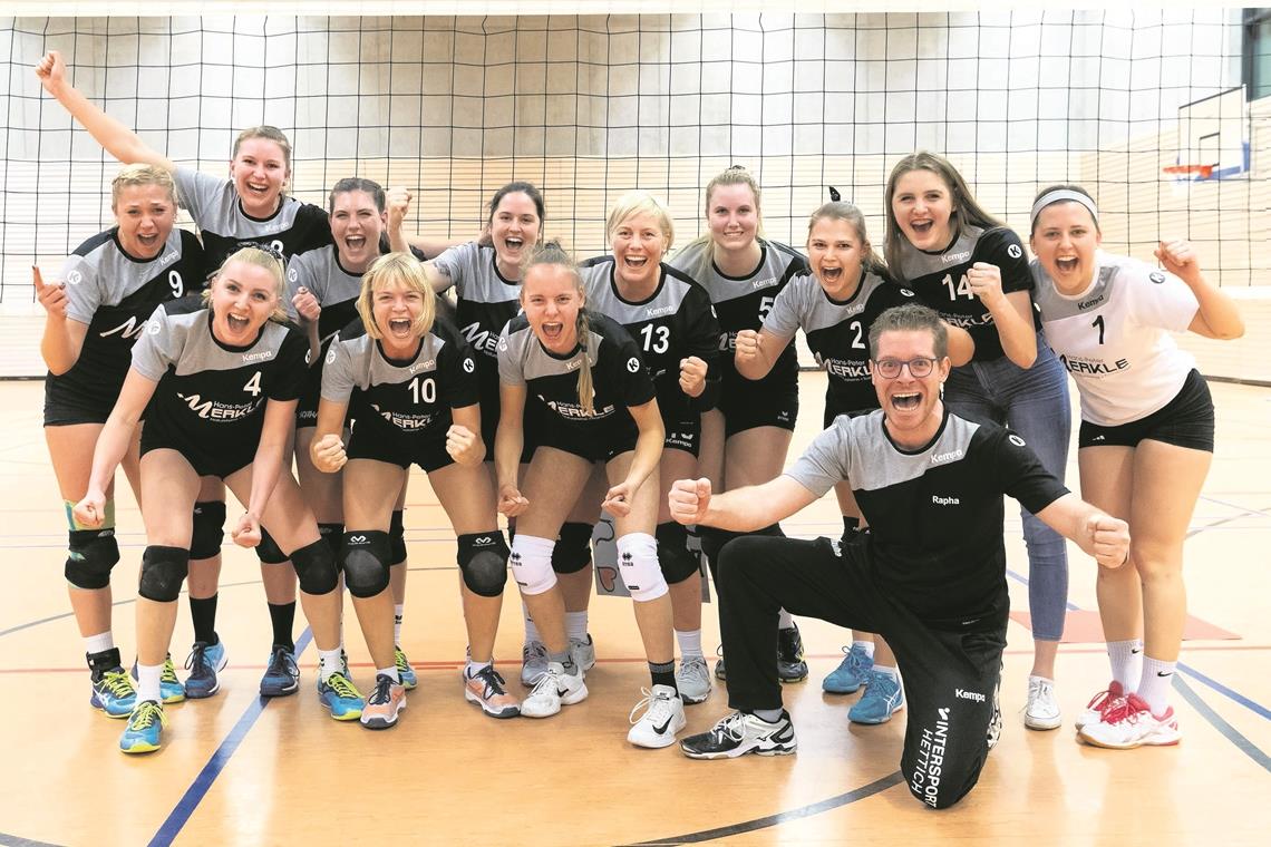 Groß ist die Freude bei den Backnanger Volleyballerinnen und Erfolgstrainer Raphael Käfer über den Titelgewinn in der Oberliga. Foto: J. Fiedler