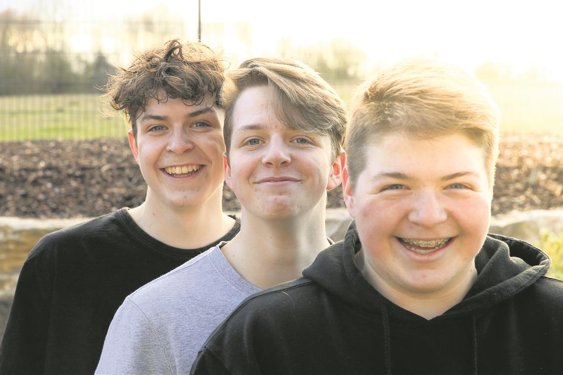 Mit Drillingen im Haus ist immer was los Groß sind sie geworden: Mittlerweile sind Tobias, Adrian und Kevin (von links) 18 Jahre alt. Foto: A. Becher