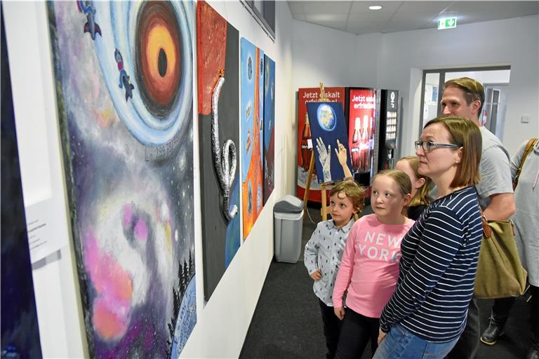 Groß und Klein interessieren sich bei der Vernissage der Ausstellung im Bildungshaus der Volkshochschule Backnang dafür, wie die Eigenart-Mitglieder das Zukunftsthema umgesetzt haben. Foto: T. Sellmaier