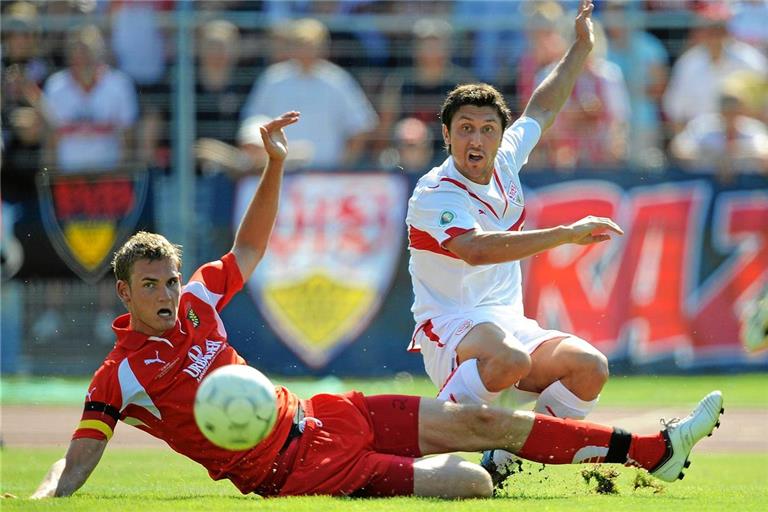 Großaspachs damaliger Kapitän Dennis Grab wirft sich im DFB-Pokal-Spiel 2009 in den Zweikampf mit VfB-Stürmer Ciprian Marica. Foto: Imago