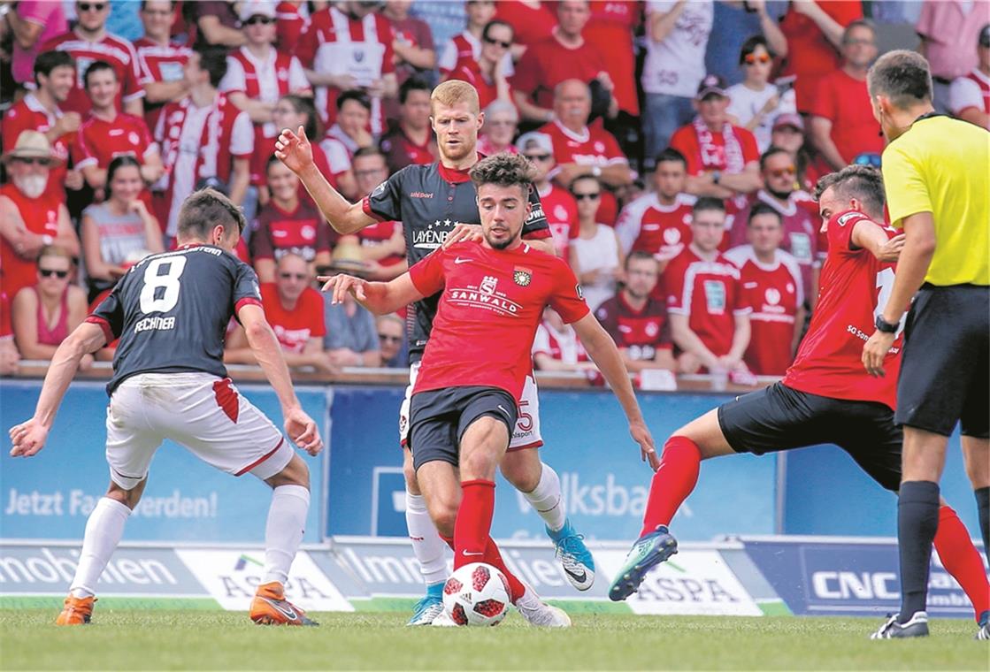 Großaspachs Dominik Pelivan (am Ball) machte im Heimspiel gegen Kaiserslautern in der Dreierabwehrkette eine gute Partie. Foto: A. Becher