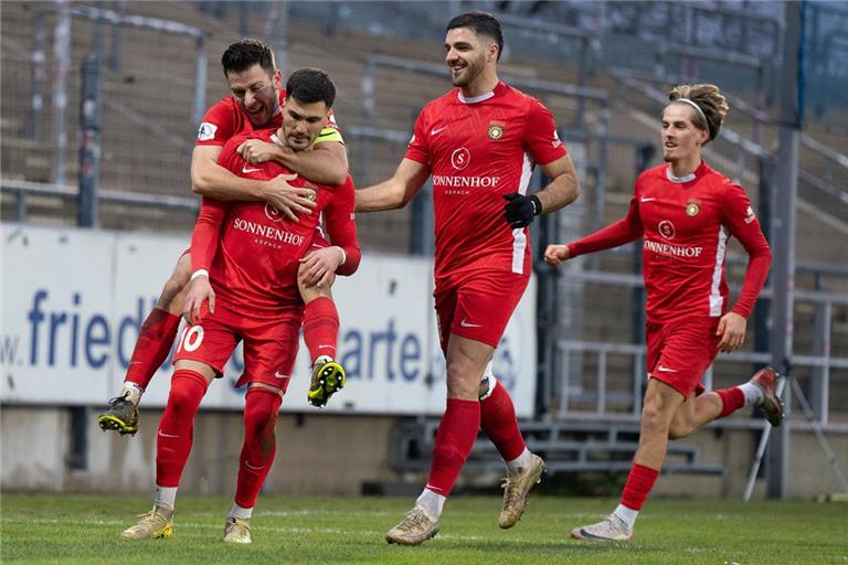 Großaspachs Fußballer um Marius Kunde, Mert Tasdelen, Michael Kleinschrodt und Lukas Stoppel feiern im letzten Spiel vor der Winterpause dank einer starken Leistung ihren fünften Sieg in Folge. Der Aufsteiger überwintert in der Regionalliga damit auf Rang zwei. Foto: Imago