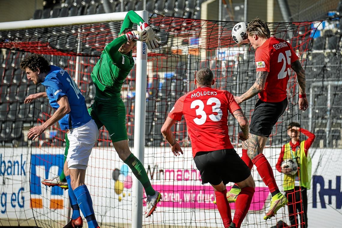 Großaspachs Innenverteidiger Kai Gehring köpft nach elf Minuten den Ball knapp am Mainzer Tor vorbei. Foto: A. Becher