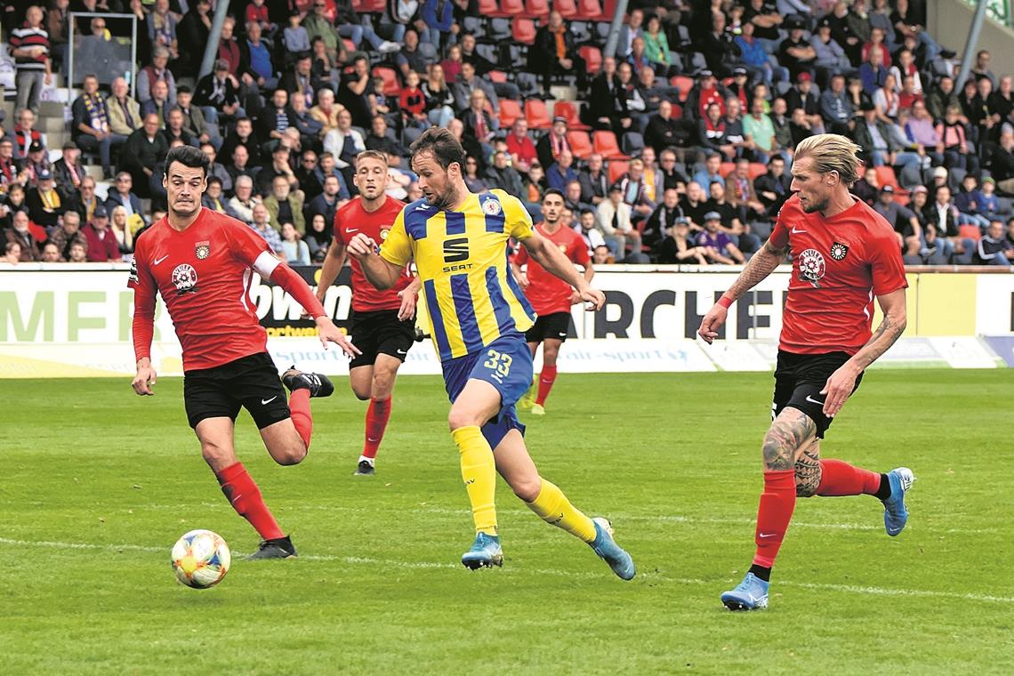 Großaspachs Kapitän Julian Leist (links) und Außenverteidiger Kai Gehring (rechts) haben ihre Mühe, den Braunschweiger Stürmer Nick Proschwitz aufzuhalten. Foto: T. Sellmaier