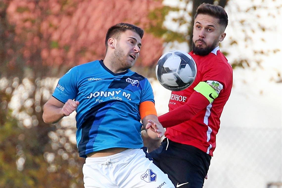 SG Sonnenhof Großaspach gibt 2:0-Führung noch aus der Hand Großaspachs Kapitän Volkan Celiktas (rechts) und Bissingens Mannschaftsführer Marius Kunde haben sich einige packende Duelle geliefert. Foto: Imago
