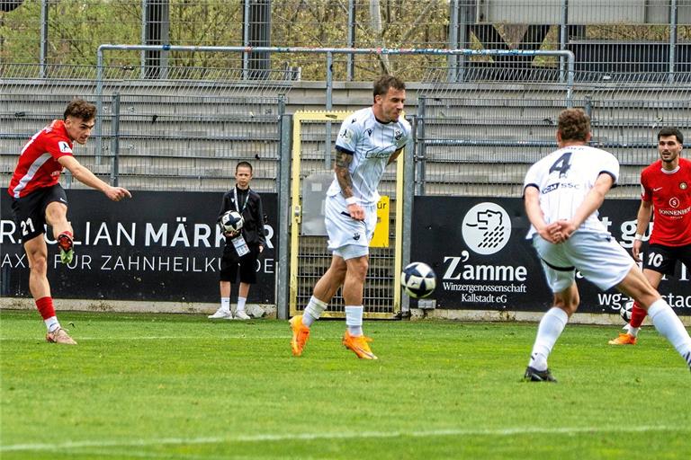 Großaspachs Linksverteidiger Luca Molinari hält aus rund 15 Metern drauf und erzielt in der 67. Minute das 3:0 für die SG Sonnenhof. Es war die Vorentscheidung. Foto: Imago