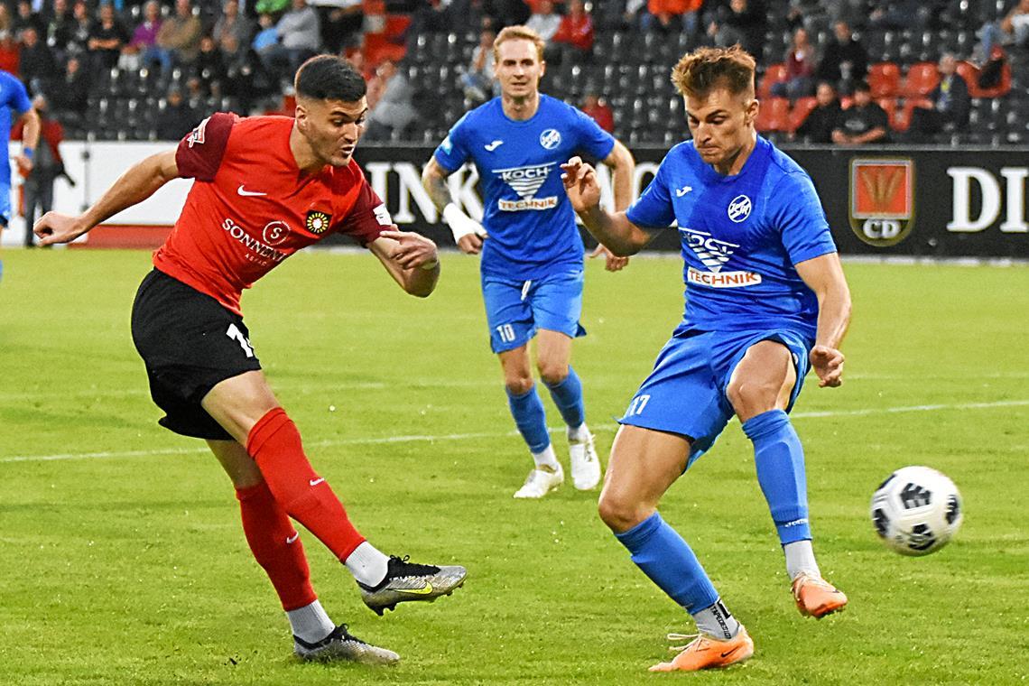 Abgezockte SG Sonnenhof Großaspach gewinnt das Topduell Großaspachs Mert Tasdelen (links) gehört zu den Aktivposten im linken Mittelfeld und steuert ein Tor zum 2:0-Erfolg bei. Foto: Tobias Sellmaier
