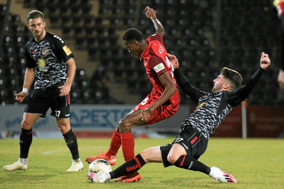 SG scheitert an Koblenzer Aggressivität Großaspachs Mohamed Diakite (rotes Trikot) wird nicht nur einmal vom Koblenzer Behadil Sabani hart attackiert. Foto: A. Becher