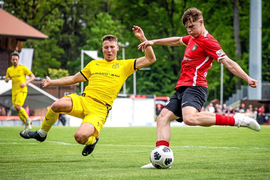 Großaspachs Niklas Mohr (rechts) erzielt in dieser Szene die 1:0-Führung. Am Ende siegt die SG mit 2:0. Foto: Alexander Becher