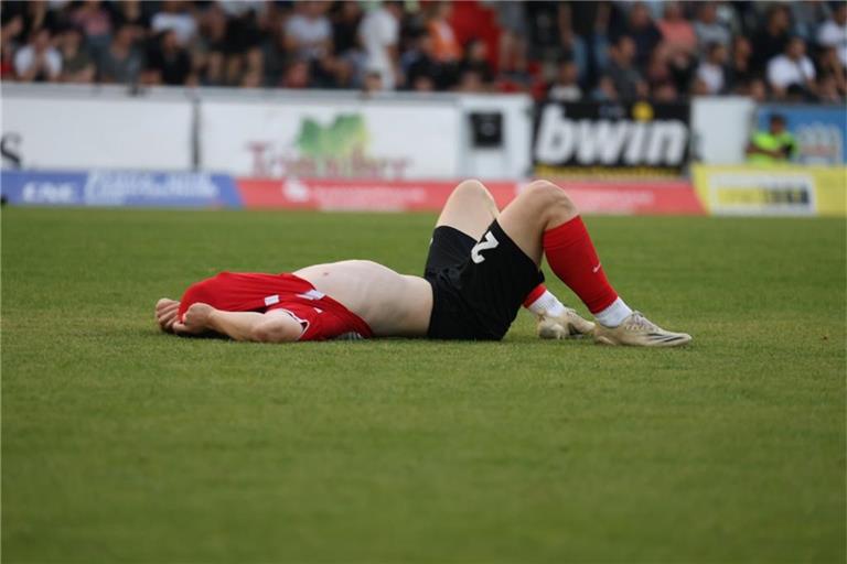 Großaspachs Oberliga-Fußballer waren nach dem bitteren Gegentreffer in letzter Minute am Boden zerstört. Foto: Alexander Becher