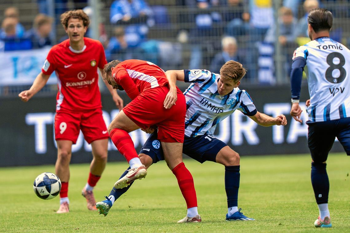 Großaspachs Offensive um Max Düwel (links) und Fabian Eisele hat gegen die Kickers-Abwehr um Vincent Schwab einen schweren Stand. Foto: Philipp Ziegler