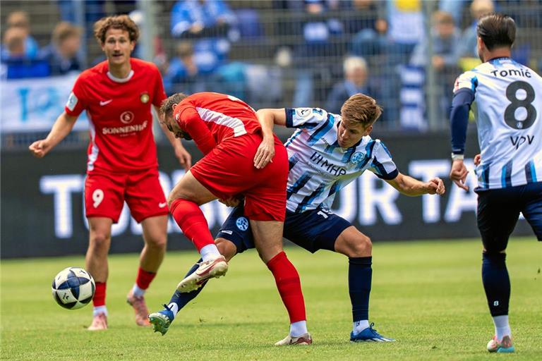 Großaspachs Offensive um Max Düwel (links) und Fabian Eisele hat gegen die Kickers-Defensive und Nico Blank einen schweren Stand. Foto: Philipp Ziegler