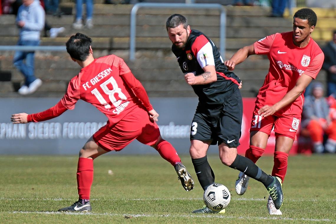 Großaspachs Sascha Mölders (Mitte) hat das zwischenzeitliche 1:1 erzielt. Foto: J. Hübner