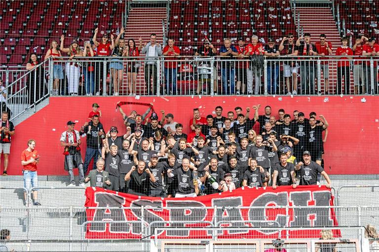 Großaspachs Team feiert nach dem Spiel in Mainz auf der Tribüne mit den insgesamt rund 150 mitgereisten Fans. Fotos: Philip Ziegler
