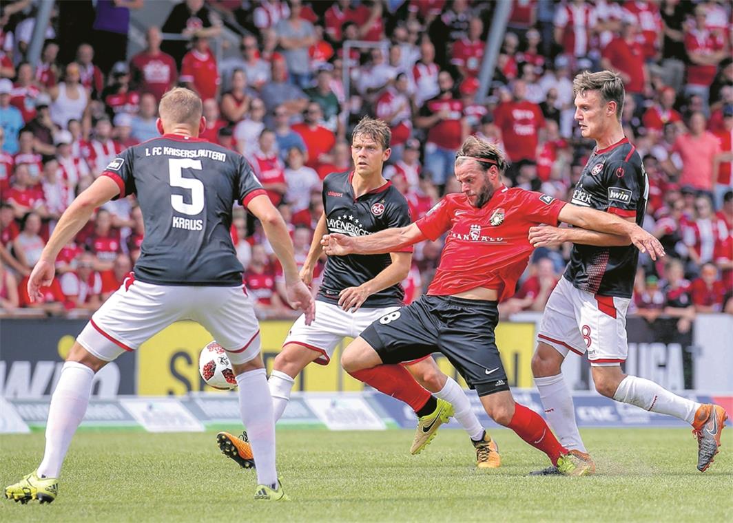 Gerechtes 1:1 vor ausverkauftem Haus Großaspachs Timo Röttger (rotes Trikot) ließ sich kaum aufhalten und erkämpfte sich mit der SG einen Punkt. Foto: A. Becher