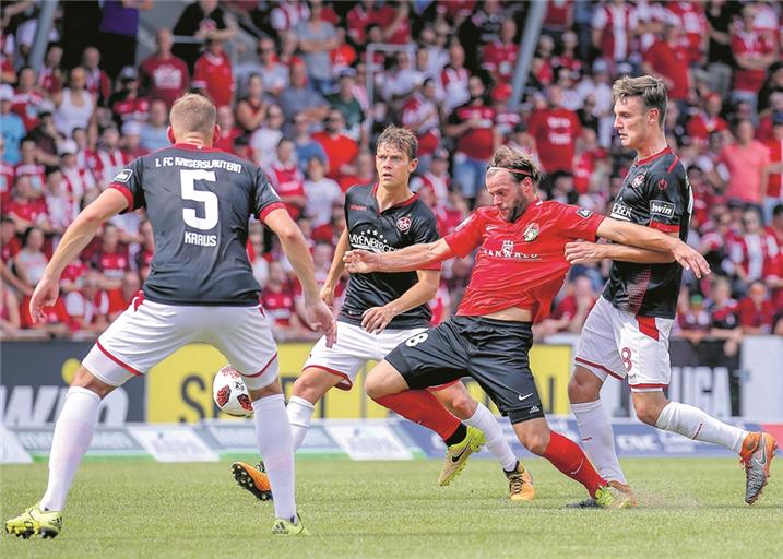 Großaspachs Timo Röttger (rotes Trikot) ließ sich kaum aufhalten und erkämpfte sich mit der SG einen Punkt. Foto: A. Becher